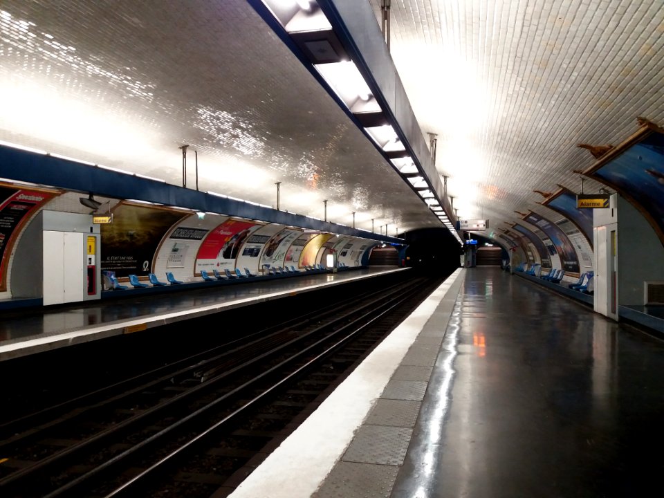 Paris 2e - Station de métro Richelieu-Drouot, quais de la ligne 8