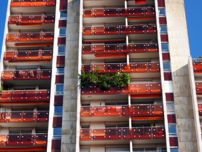 Parijs - Building at Canal St Martin pic-020