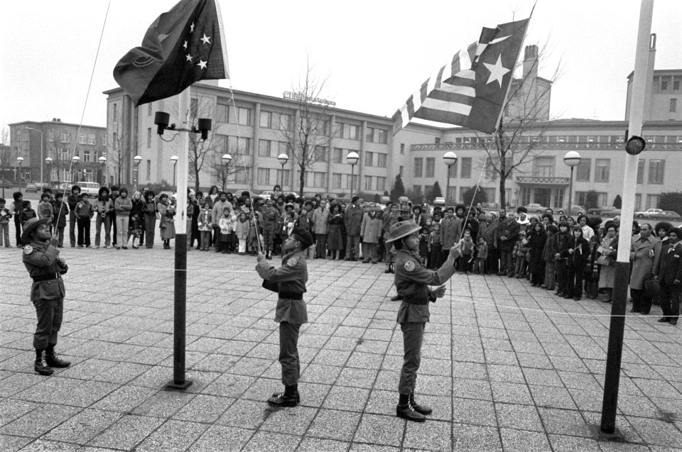 Papoeas vieren hun Nationale Dag in Congresgebouw in Den Haag militairen hijse, Bestanddeelnr 929-4646