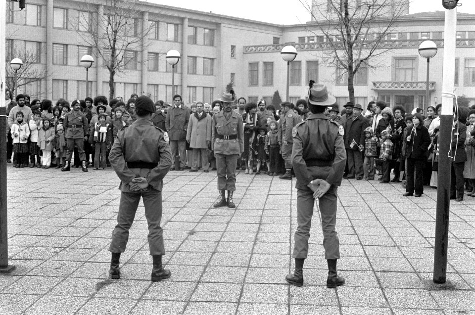 Papoeas vieren hun Nationale Dag in Congresgebouw in Den Haag militairen hijse, Bestanddeelnr 929-4647