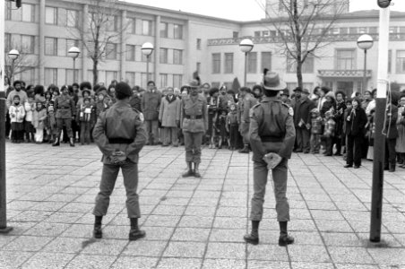 Papoeas vieren hun Nationale Dag in Congresgebouw in Den Haag militairen hijse, Bestanddeelnr 929-4647