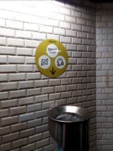Paris - Station de métro Montparnasse - Bienvenüe - Poubelle COVID 19