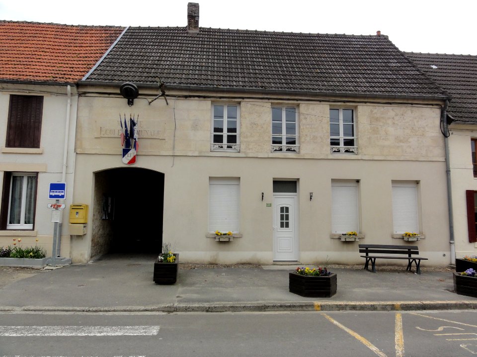 Parfondru (Aisne) mairie-école