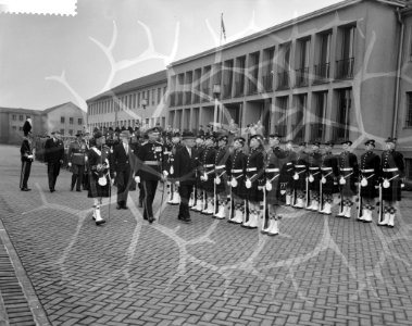 Parade tgv 11e verjaardag van de NATO te München, inspectie door Generaal sir, Bestanddeelnr 911-1586