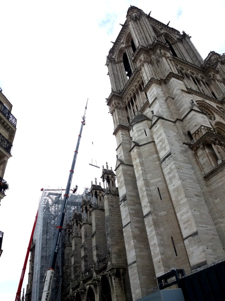 Paris 4e - Rue du Cloître Notre-Dame - Travaux de consolidation de la cathédrale après l'incendie 01