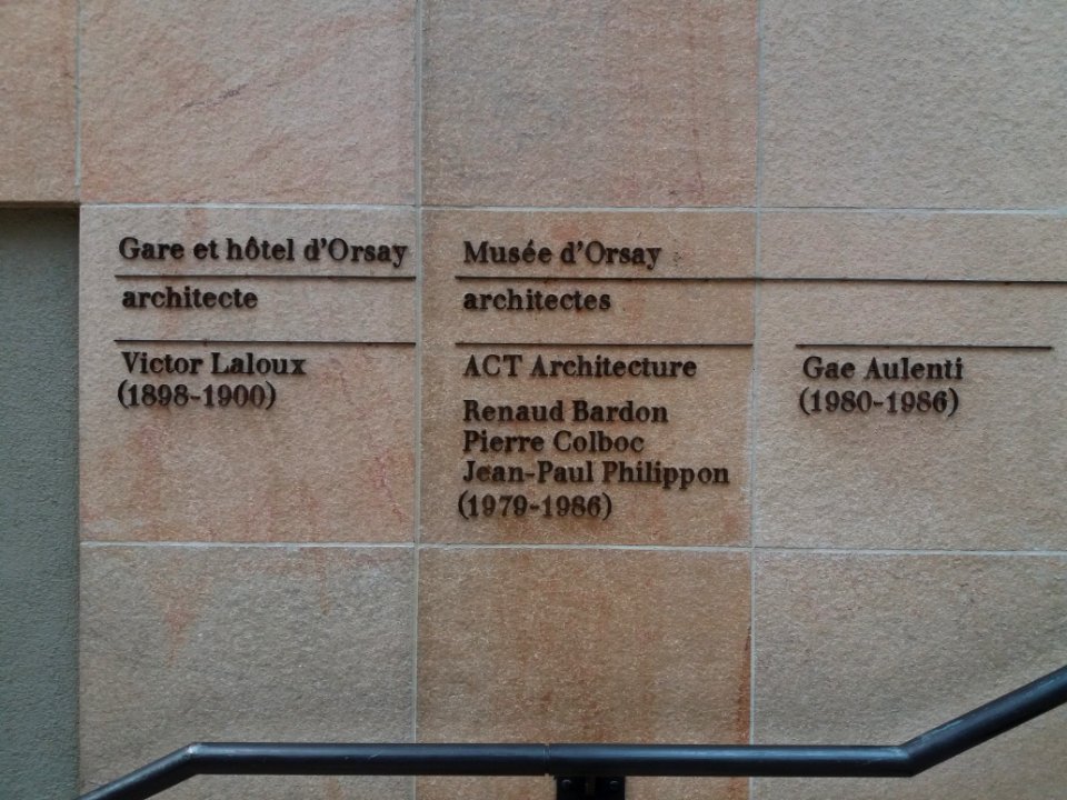Paris 7e - Musée d'Orsay - Grand hall - Liste des architectes dans l'escalier