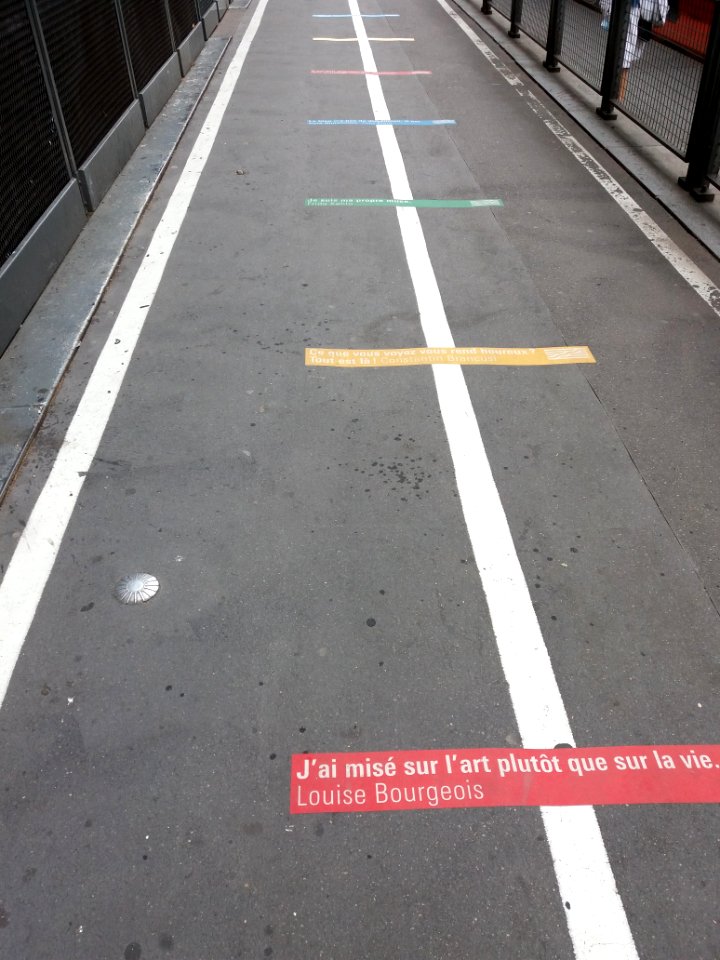 Paris 4e - Centre Georges Pompidou - File d'attente avec distanciation Covid-19 par des citations d'artistes