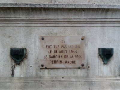 Paris 4e - Rue du Cloître Notre-Dame - Plaque à André Perrin fusillé par les SS le 19 août 1944