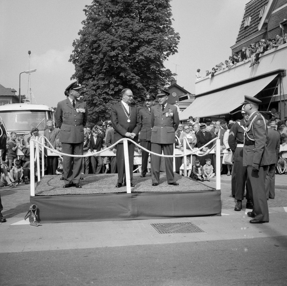 Parade tgv 10-jarig bestaan van het commando luchtverdediging te Zeist, op he, Bestanddeelnr 911-5786