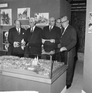 Paris au Bouwcentrum te Rotterdam De Franse ambassadeur de Crouy Chanel bij de , Bestanddeelnr 915-6067