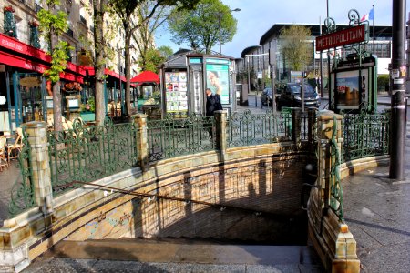 Paris Metro 12 Porte de Versailles Eingang Treppe photo