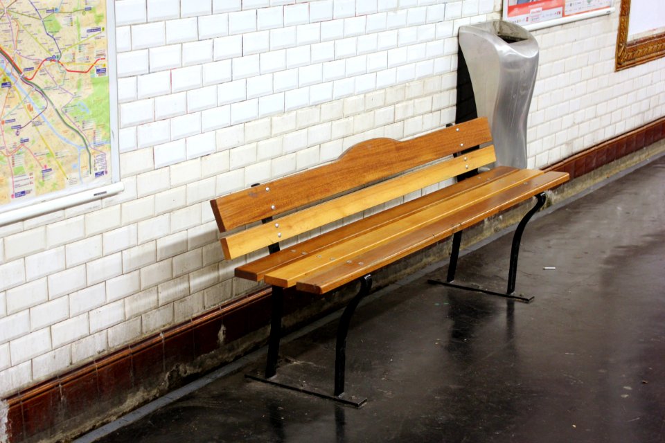 Paris Metro 12 Solférino Bank