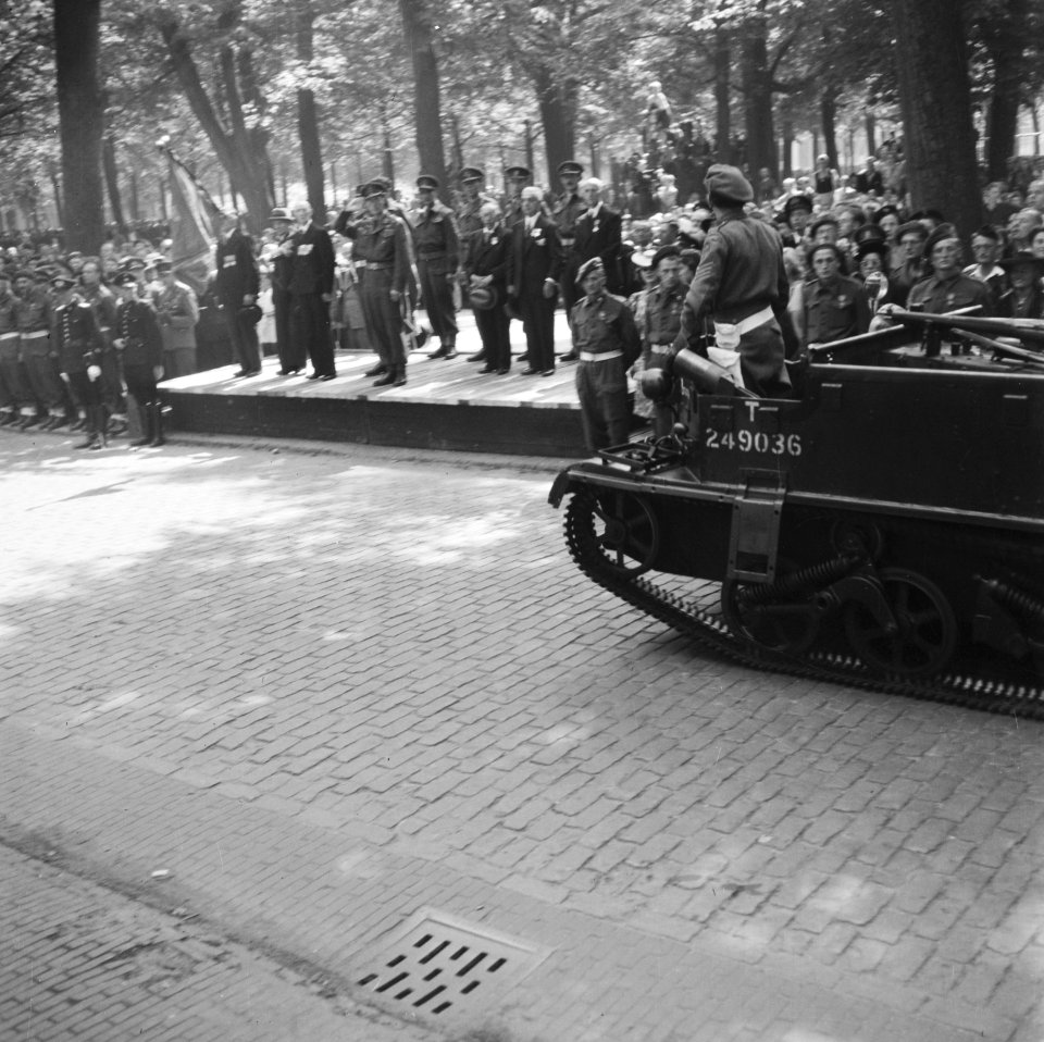 Parade over het Lange Voorhout, Bestanddeelnr 900-5365