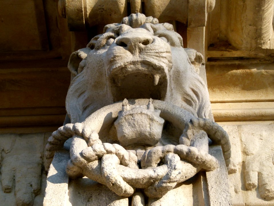 Paris est une ville pleine de lions, façade d'immeuble Cours Albert 1er