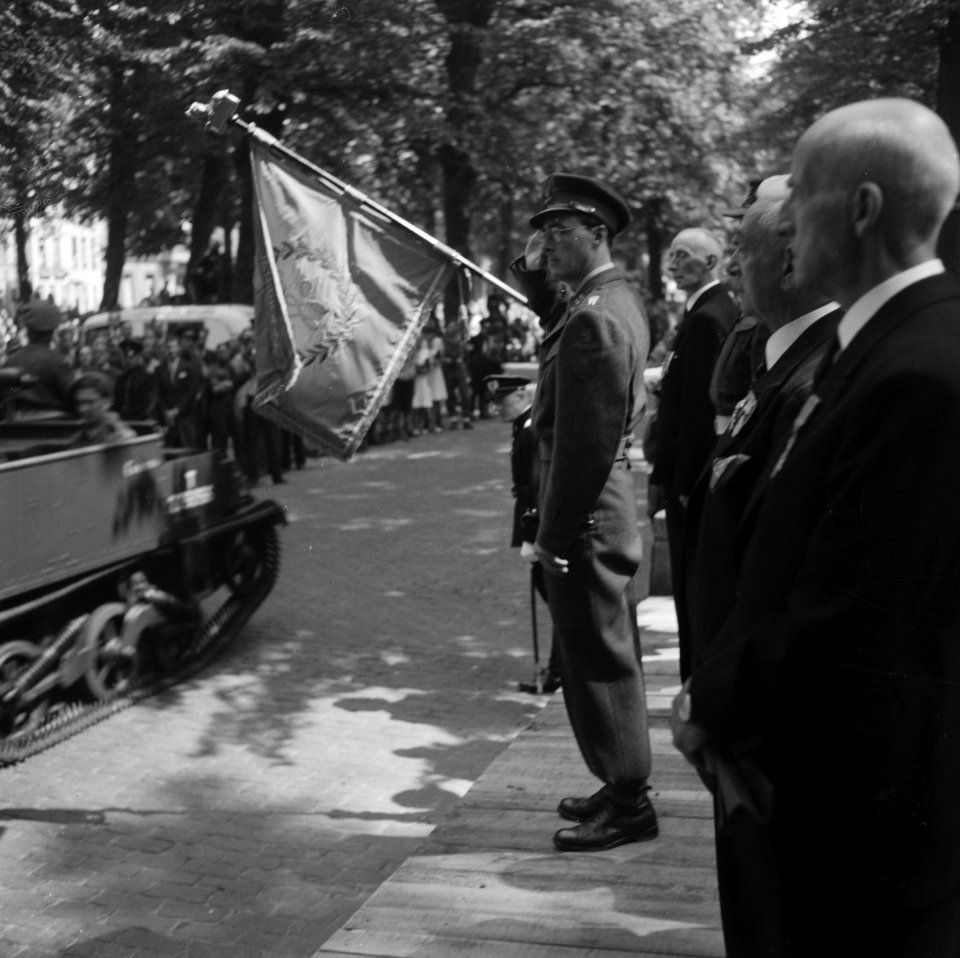 Parade over het Lange Voorhout Prins Bernhard salueert, Bestanddeelnr 900-5366