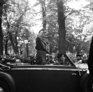 Parade over het Lange Voorhout Prins Bernhard en commandant De Ruyter van Steve, Bestanddeelnr 900-5382