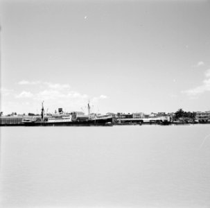 Paramaribo aan de Surinamerivier, gezien vanaf de ms Nestor, Bestanddeelnr 252-2144