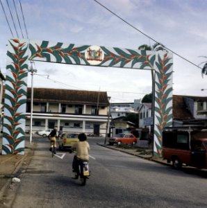Paramaribo (voorbereiding onafhankelijkheid) erebogen in Paramaribo, Bestanddeelnr 254-9749