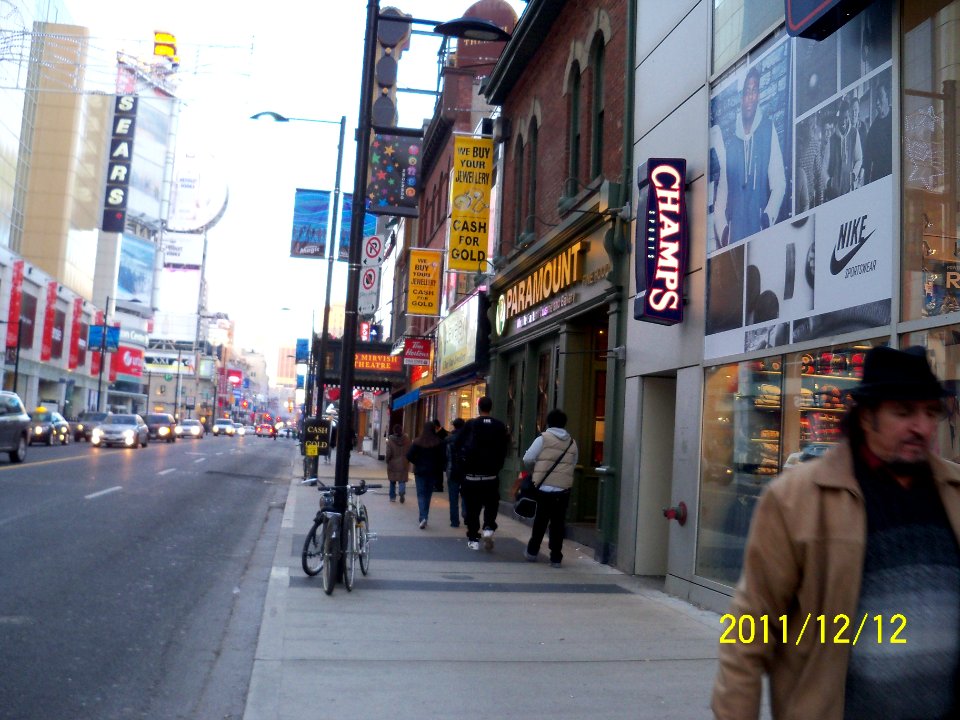 Paramount -- a coffee shop on Yonge north of Shuter -d