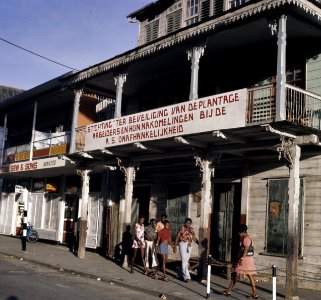 Paramaribo (voorbereiding onafhankelijkheid) diverse leuzen in de stad, Bestanddeelnr 254-9750