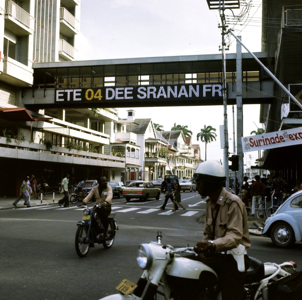 Paramaribo (voorbereiding onafhankelijkheid) teksten Suriname Free in Paramar, Bestanddeelnr 254-9748