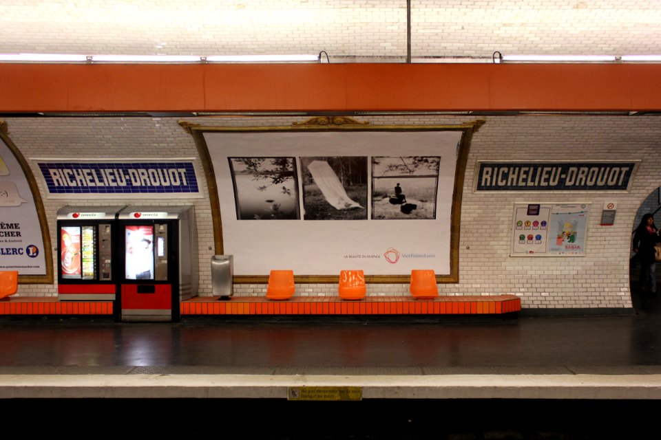 Paris Metro Linie 9 Richelieu-Drouot Bahnsteig
