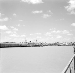 Paramaribo aan de Surinamerivier, gezien vanaf de ms Nestor, Bestanddeelnr 252-2143
