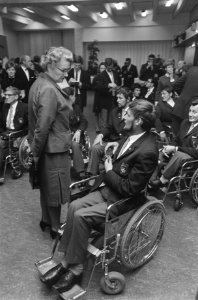 Paralympische ploeg ontvangen door minister Klompe hier in gesprek met P. Popkem, Bestanddeelnr 921-8802