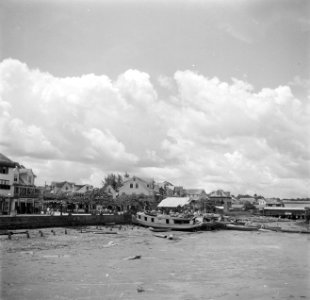 Paramaribo gezien vanaf de overkant van de Suriname rivier, Bestanddeelnr 252-6177