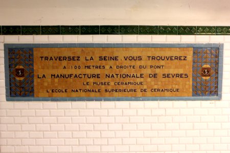 Paris Metro Linie 9 Pont de Sèvres Wegweiser