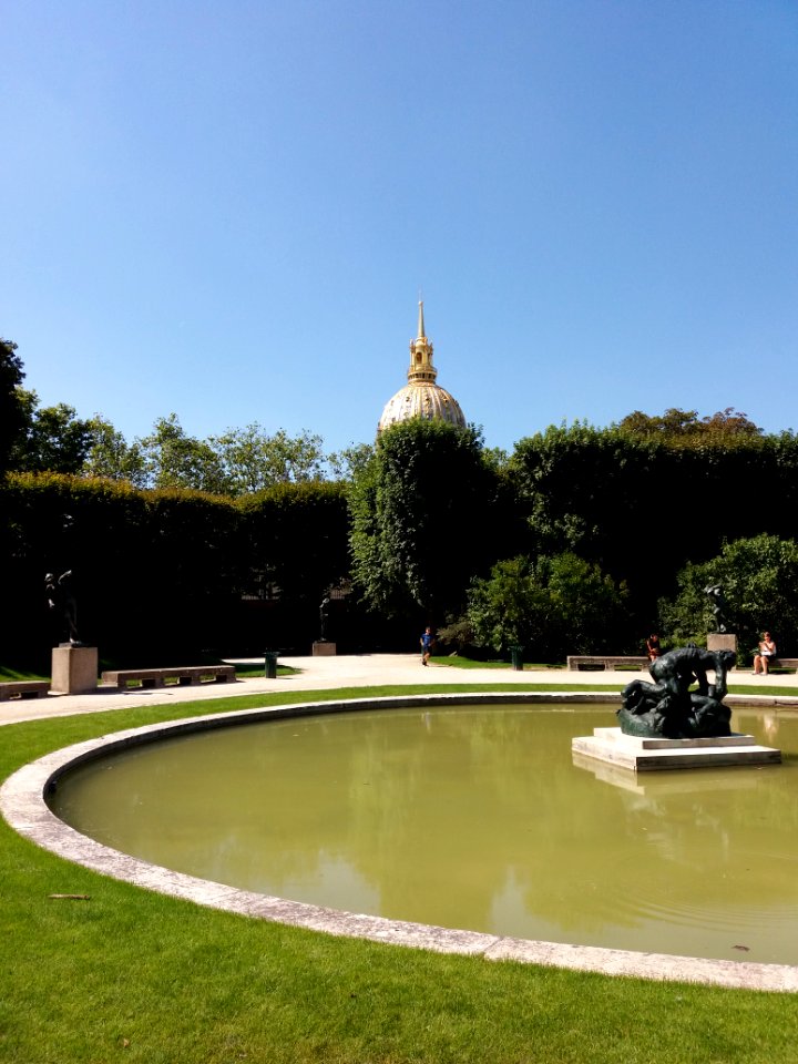 Paris 7e - Musée Rodin, fontaine du jardin, avec vue sur le dôme des Invalides