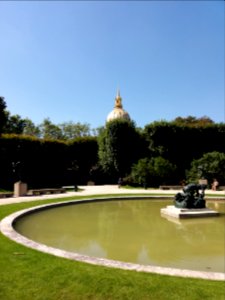 Paris 7e - Musée Rodin, fontaine du jardin, avec vue sur le dôme des Invalides