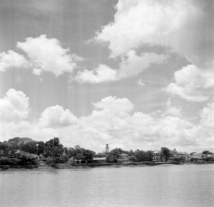 Paramaribo gezien vanaf de overkant van de Surinamerivier, Bestanddeelnr 252-6175