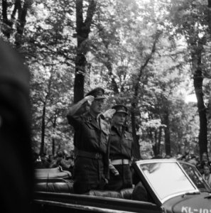 Parade over het Lange Voorhout Prins Bernhard en commandant De Ruyter van Steve, Bestanddeelnr 900-5383