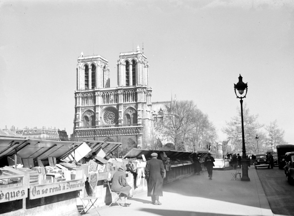 Parijs Boekenstalletjes langs de Seine met gezicht op de westgevel van de kathe, Bestanddeelnr 255-8663