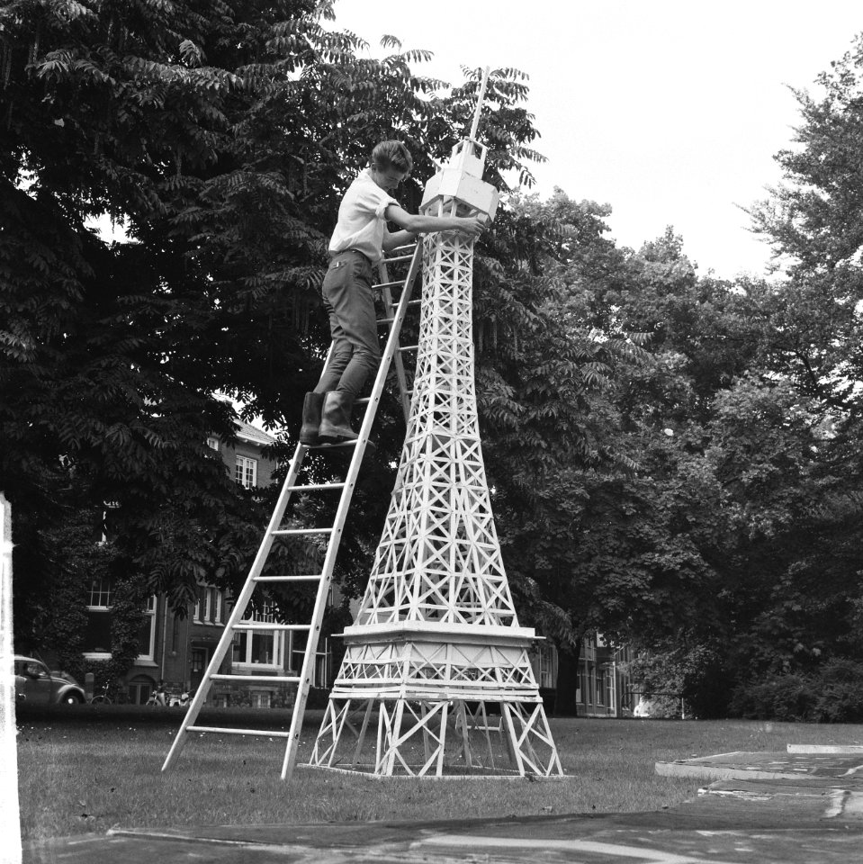 Parijs in Utrecht, het plaatsen van de Eifeltoren in het Wilhelminapark, Bestanddeelnr 914-2220