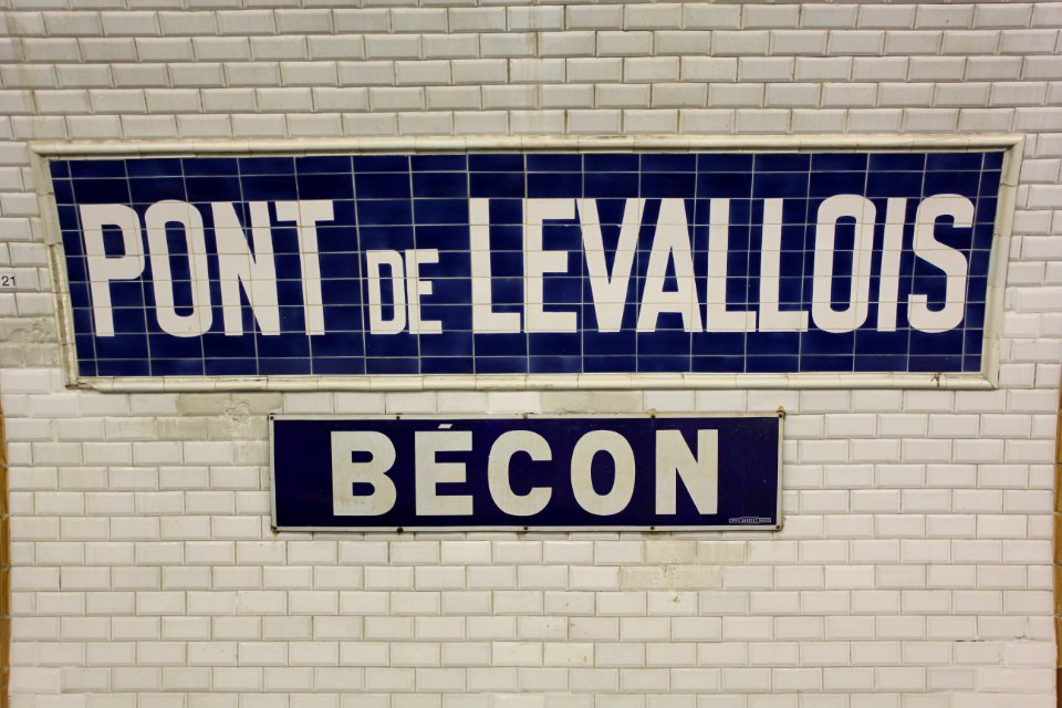 Paris Metro 3 Pont de Levallois Stationsschild