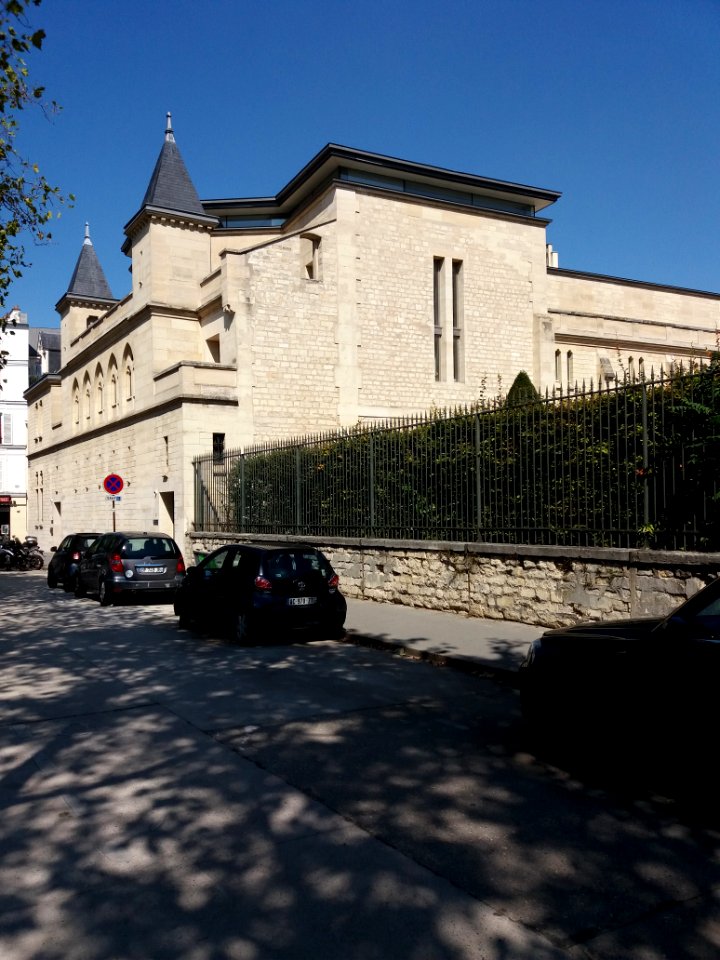 Paris 7e - Boulevard des Invalides, vers le nord, à l'angle de la rue de Varenne, bâtiment du musée Rodin