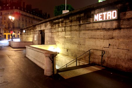 Paris Metro 1 Concorde Eingang Jeu de Paume Nacht photo