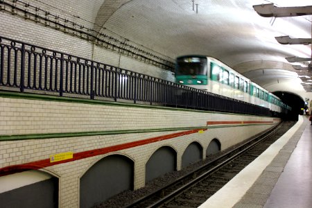 Paris Metro Linie 10 Mirabeau Blick Richtung Gare d'Austerlitz mit Zug