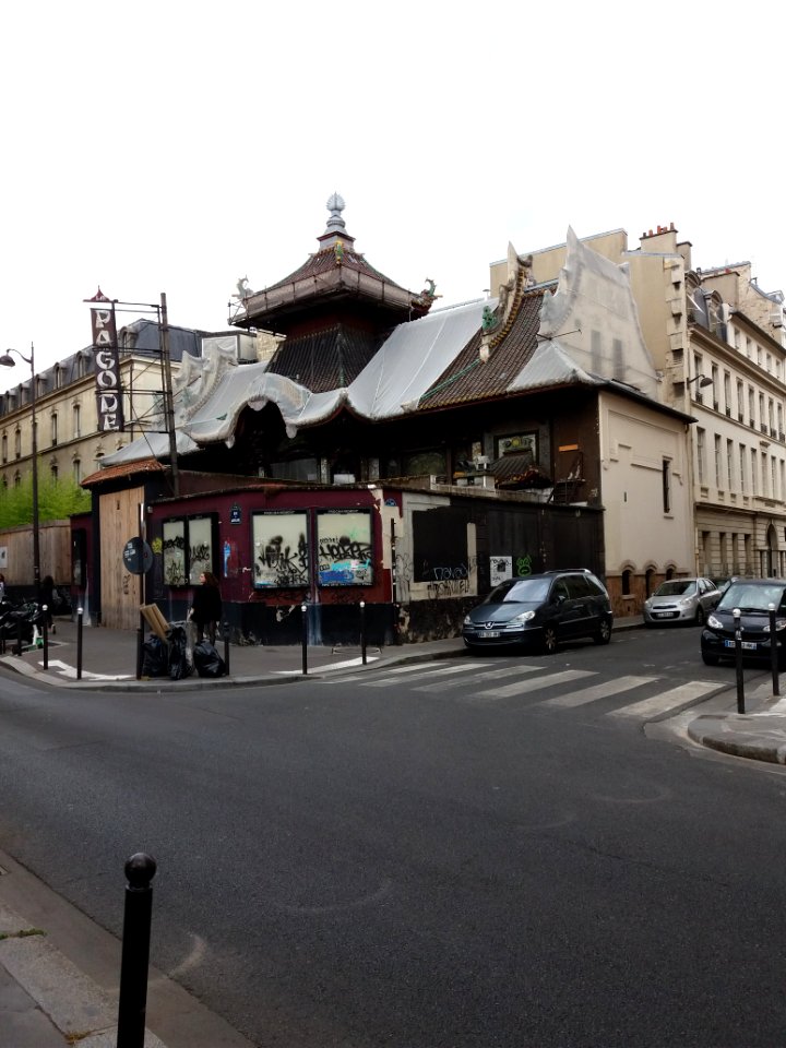 Paris 7e - Rue de Babylone, à l'angle de la rue Monsieur, ancien cinéma La Pagode