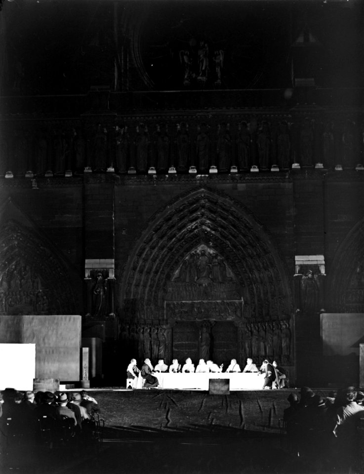 Parijs. Notre Dame. De westgevel van de kathedraal tijdens opvoering van een Paa, Bestanddeelnr 190-0811