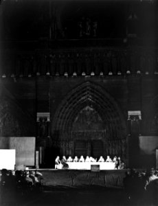 Parijs. Notre Dame. De westgevel van de kathedraal tijdens opvoering van een Paa, Bestanddeelnr 190-0811