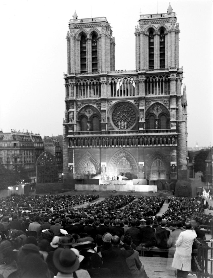 Parijs. Notre Dame de westgevel van de kathedraal bij avond tijdens de opvoerin, Bestanddeelnr 190-0810