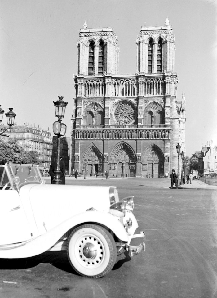 Parijs Westgevel van de kathedraal Notre Dame met op de voorgrond een personena, Bestanddeelnr 255-8662