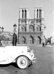 Parijs Westgevel van de kathedraal Notre Dame met op de voorgrond een personena, Bestanddeelnr 255-8662