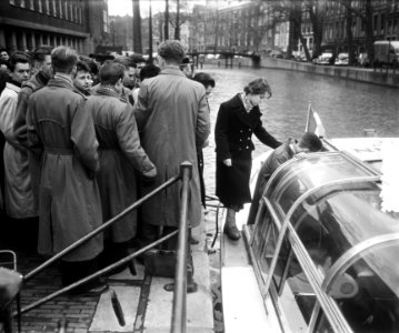 Parijse kinderen bieden geld aan van Rampenfonds aan burgemeester van Amsterdam., Bestanddeelnr 905-6404