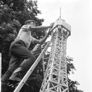 Parijs in Utrecht, het plaatsen van de Eifeltoren in het Wilhelminapark, Bestanddeelnr 914-2225