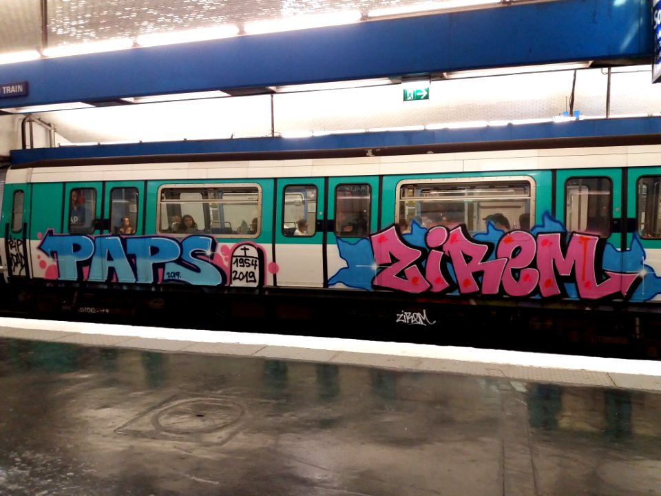 Paris 2e - Station de métro Richelieu-Drouot, rame de la ligne 8 taguée