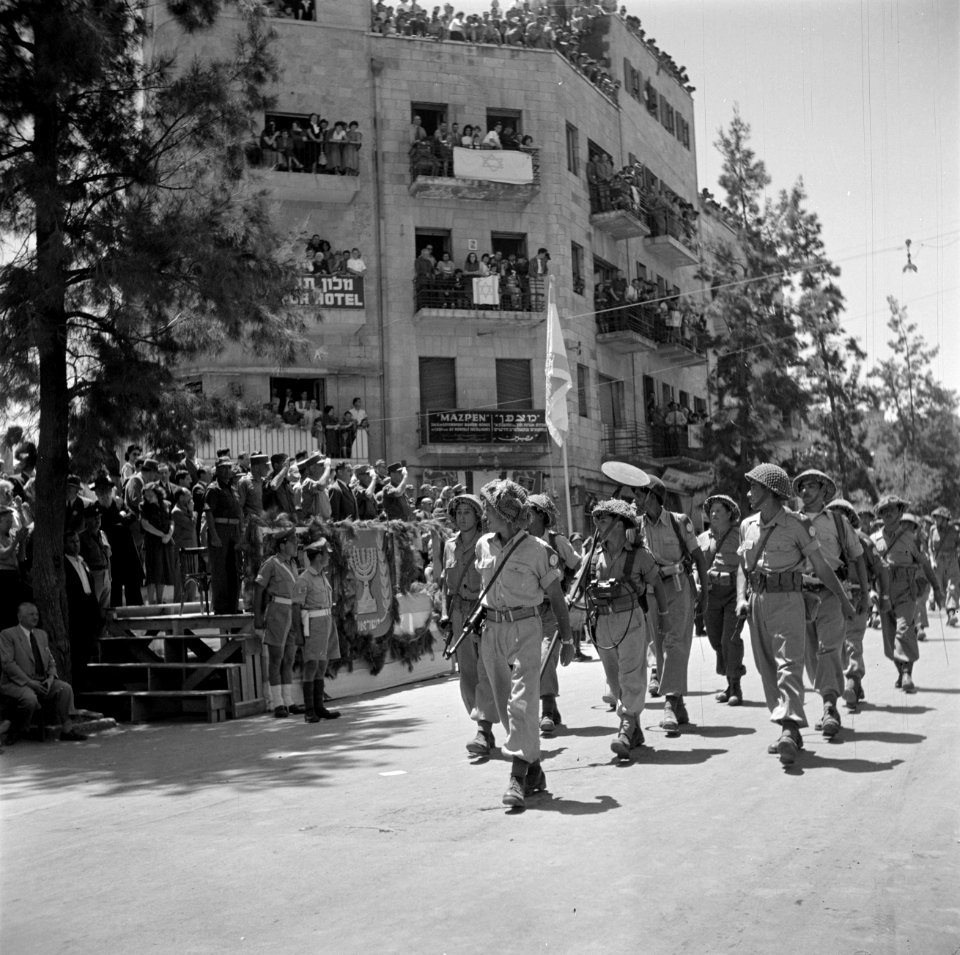 Parade ter gelegenheid van de eerste herdenking van de onafhankelijkheid. Op de , Bestanddeelnr 255-0361